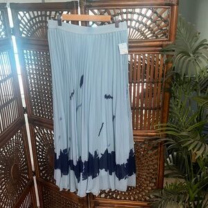Blu Sol Lovely and elegant skirt pleated. Lined the dye design size large NWT